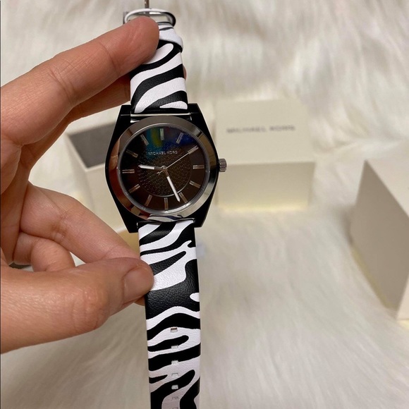 CLEARANCE‼️‼️MK ZEBRA Leather STRAP WATCH - Picture 5 of 8